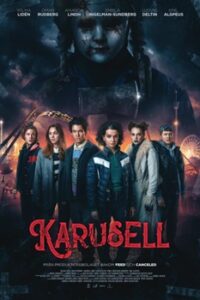 Portada de la película Karusell. Seis chicos y chcias adolescentes miran hacia el frente en fila. Detrás de ellos, un parque de atracciones. Encima de ellos, en el cielo, una figura de una persona con una máscara de niña con trenzas sujeta un hacha.