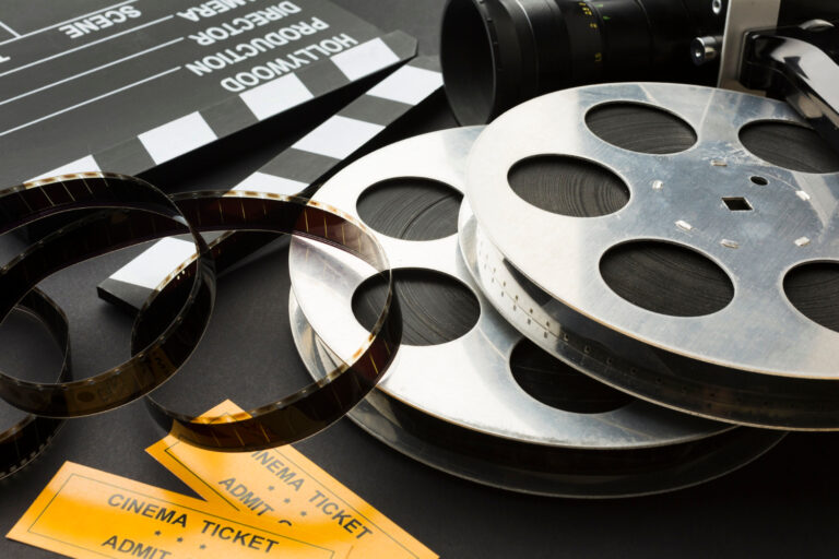 Negativos de dos películas fotográficas y dos entradas de cine a su izquierda.